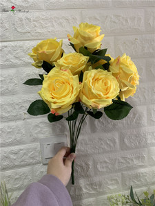 باقة من الزهور الصناعية البيضاء التي تحتوي على 9 رؤوس تُحف الصورة في حفلات الزفاف وتتميز بتصميمها الوردي المتميز بخلاصة الأزهار الصناعية - Product Image 6