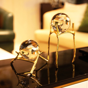 Bola Kristal Amber dengan Dudukan Emas, Ornamen Mewah Modern untuk Dekorasi Rumah, Ruang Tamu, Kantor, dan Meja Kerja - Product Image 4