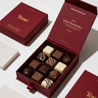 Boîte-cadeau de chocolats haut de gamme personnalisée avec des matériaux recyclés, laminage mat et gaufrage, fermeture magnétique