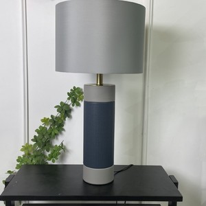 Lámpara de mesa minimalista moderna, luz Led E27 con interruptor, decoración para el hogar, dormitorio, sala de estar, lámpara de escritorio, diseño cilíndrico gris y azul - Product Image 2