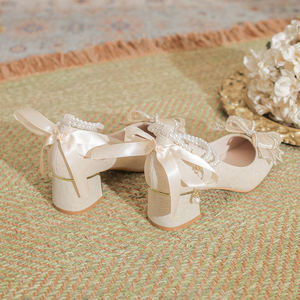 حذاء نسائي أنيق بيج اللون بنسيج محبب وكعب سميك 5 سم مريح مع تزيين باللؤلؤ والأحجار الكريمة وحزام كاحل متعدد الجدائل وحواف ذهبية - Product Image 4