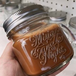 Frasco con mango de vidrio surtido más vendido 250ml Frasco de vidrio para bebida de jugo de fruta en relieve con grabado - Product Image 2