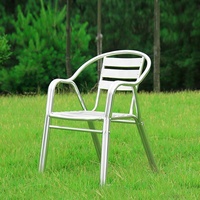 Chaises empilables avec accoudoirs et triple lattes Faux Teak Backs chaises de salle à manger en métal empilables Chaise empilable de restaurant en métal argenté