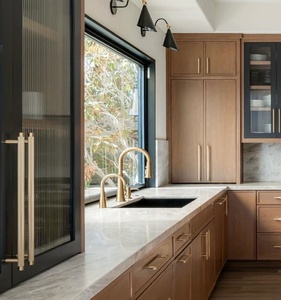 تصميم أثاث مطبخ على الطراز الحديث لمشروع فيلا في الولايات المتحدة الأمريكية، خزائن مطبخ من الخشب الصلب عالي الجودة بلون الخشب الطبيعي للاستخدام الداخلي - Product Image 2