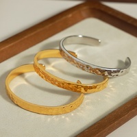 Bracelet ouvert HECATE pour femme, nouveau design simple et unique, en acier titane plaqué or, motif martelé irrégulier, idéal pour les soirées
