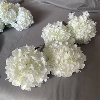Fleurs d'hortensia blanches en rayonne pour la décoration de mariages et les fournitures de mariage en gros.