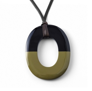 Pendentif bohème en corne de buffle Zen Essence, élégant ornement en corne sculpté à la main, pièces de mode durables pour les âmes courageuses - Product Image 1