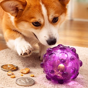 Jouet interactif pour chien avec lumière LED, balle en TPR à roulement automatique, rechargeable par USB, pour divertissement nocturne en extérieur - Product Image 1