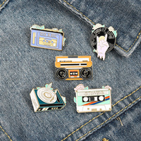 Design personnalisé en forme de métal rétro musique cassette enregistreur épingle de revers badge vintage musique cassette bande émail épingle pour vêtements