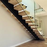 Escalier moderne en bois massif avec poutre monobloc en acier inoxydable et garde-corps en verre, écologique et durable pour villa intérieure