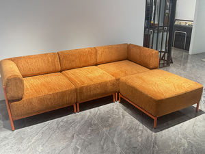 Sofá Modular en Forma de L con Estructura Metálica Delgada, Tapizado en Terciopelo de Textura Fina Color Caramelo, Chaise Longue de Tres Plazas, Moderno y Cálido - Product Image 2