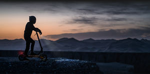 Scooter Eléctrico Plegable Impermeable G3 2025, Alcance de 63 km, Carga Máxima de 120 kg, Motor de 120 W, Batería de Litio de 18 Ah, Suspensión Completa, Aluminio - Product Image 4