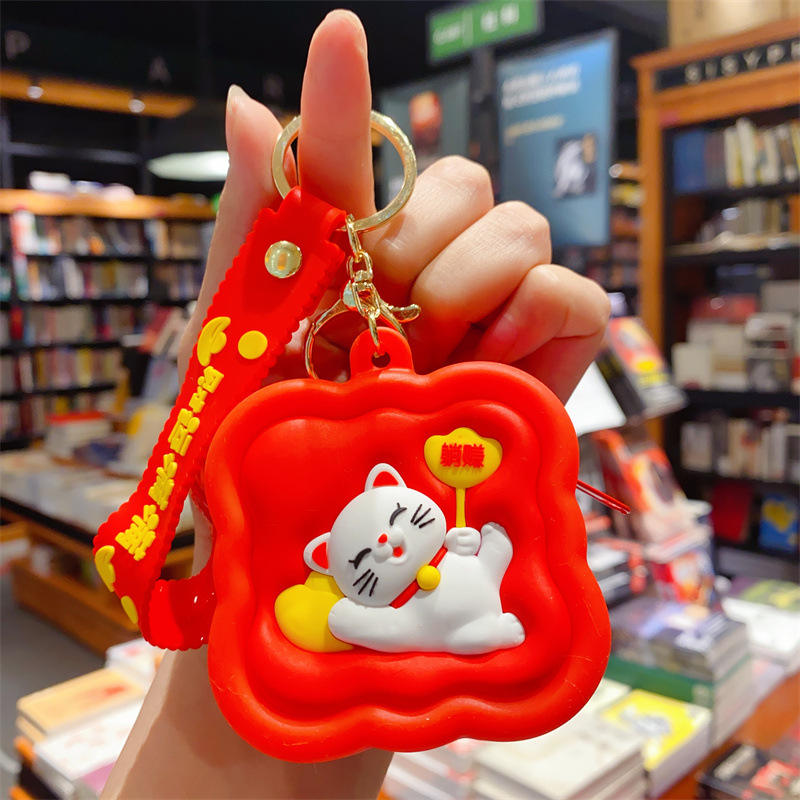 แมวโชคดี -นอนลงและรับ