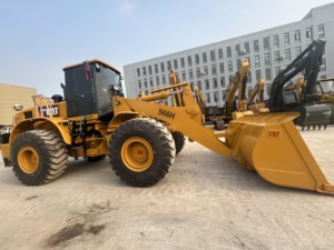 Chargeuse sur pneus CAT 966H d'occasion, moteur Cat d'origine, godet standard de 4,2 m³, chargeuse frontale en bon état pour travaux de carrière et de construction. - Product Image 6