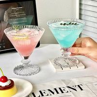 Verre à cocktail créatif à rayures en relief, coupe à martini triangulaire à pied court, polyvalent pour les desserts glacés et les boissons