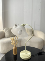 Nouvelle lampe de table LED simple et moderne pour la maison, idéale pour le salon