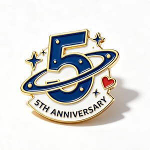 Pin Personalizado de Aleación de Zinc con Esmalte Duro, Inicial Floral, Regalo Promocional para Aniversario o Año Nuevo - Product Image 4