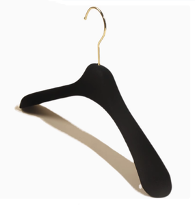 Cintres en velours pour vêtements de mariage Lavinia, cintres personnalisés antidérapants en plastique noir à épaules larges et floqués pour pantalons - Product Image 1