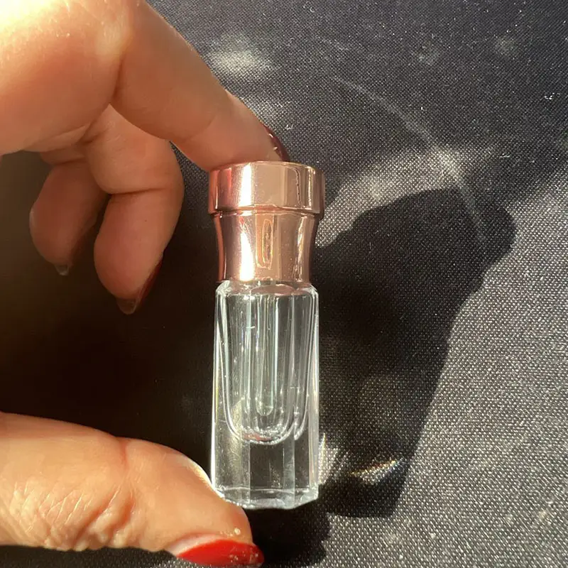 Vente en gros Bouchon à vis en alliage métallique Long Bouteille d'huile d'oud 3ml d'épaisseur transparente Base Parfum Bouteille en verre d'huile essentielle d'oud