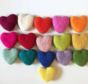 Décoration murale en feutre de laine 100% écologique, cœur rouge fait main pour la Saint-Valentin, design moderne - Product Image 4