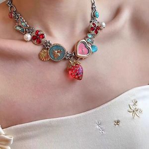 Squisita Collana Girocollo Vintage Y2K con Ciondoli Multipli: Fragola Colorata, Ape, Quadrifoglio, Cuore e Orologio - Product Image 4