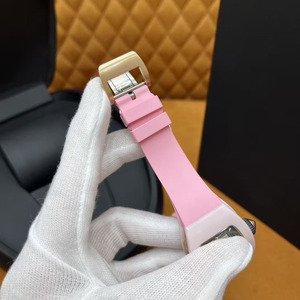 Une montre mécanique automatique en caoutchouc, squelette, sertie de diamants et de moissanite, avec boîtier en céramique, nouvelle tendance de la mode, 26 ans de tradition. - Product Image 4