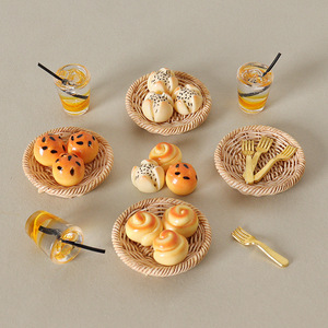 Modèle de pâtisserie simulé pour <span class=keywords><strong>maison</strong></span> de poupée miniature, ornement de <span class=keywords><strong>pain</strong></span> et de jus, panier de décoration de scène DIY avec fourchettes, accessoires miniatures - Product Image 2
