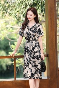 Elegante vestido de seda con estampado digital de cintura natural para mujer: Opción de verano a la moda para invitados a fiestas - Product Image 3