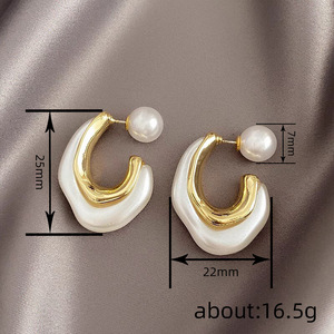 Orecchini a Perno in Metallo Irregolare con Perle Finte, Design Minimalista Chic, Gioielli da Donna alla Moda per Uso Quotidiano, Idea Regalo - Product Image 3