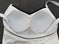 Robe de tennis blanche pour femme avec col en V et passepoil, fines bretelles spaghetti, dos nu, jupe plissée, short intégré, idéale pour l'entraînement, le golf et les activités sportives