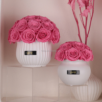 Décor de mariage à la maison dôme réel naturel immortel hortensia fleurs pour toujours roses éternelles conservées dans un vase rond en céramique de porcelaine