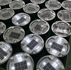 Borne de signalisation routière solaire à LED en verre trempé 123*48.5mm pour la sécurité routière - Product Image 6