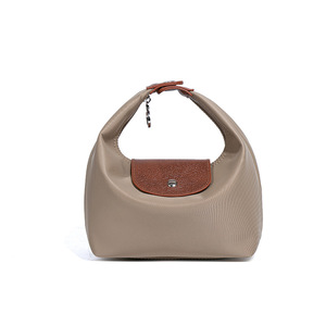 Sac Hobo en nylon beige imperméable avec fermeture magnétique, sac à bandoulière de style minimaliste, sac à main pour femme toutes saisons - Product Image 1