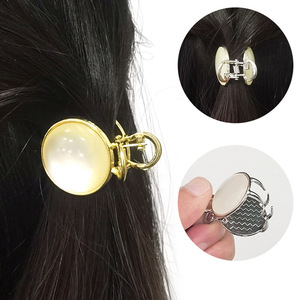 Pinza de pelo simple con efecto nacarado, pinza de pelo con imitación de perlas para cola de caballo alta, elegante accesorio para el cabello para mujeres. - Product Image 1