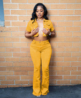 Ensemble deux pièces pour femme en jean de printemps : veste courte à col rabattu et manches courtes à simple boutonnage, et pantalon évasé