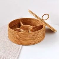 Boîte de rangement ronde classique en rotin, artisanale et écologique, avec un design multifonctionnel pour l'organisation de l'espace et un attrait esthétique