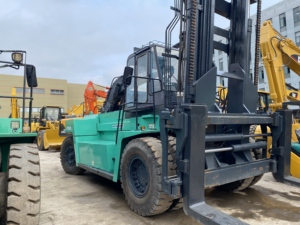 Chariot élévateur diesel Mitsubishi FD300 d'occasion, puissant, capacité de levage de 30 tonnes, idéal pour le chargement et le déplacement de conteneurs dans les zones de stockage. - Product Image 1