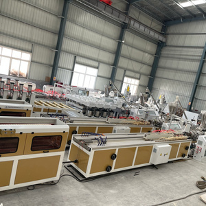 Ligne de production d'extrusion de panneaux de porte en <span class=keywords><strong>PVC</strong></span> WPC en Chine, machine de fabrication de portes à âme creuse, usine - Product Image 6