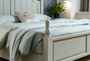 Cama Tradicional de Madera Blanca con Cabecera Arqueada y Base con Cajones - Product Image 2