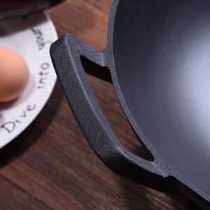 Wok en fonte pré-assaisonné de 12.6 ''/32cm 14''/36cm avec 2 poignées pour cuisinière à gaz fond plat disponible poê<span class=keywords><strong>le</strong></span> à frire de style <span class=keywords><strong>chinois</strong></span> - Product Image 2