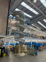 Système de chemin de descente en spirale industriel Truelisort pour une manutention efficace des colis et un flux continu de matériaux dans les entrepôts de distribution