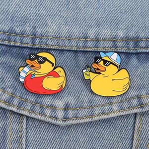 Broche en alliage de zinc avec émail doux, motif canard de dessin animé mignon, nouveauté, petit canard jaune, pour <span class=keywords><strong>les</strong></span> <span class=keywords><strong>vacances</strong></span>, <span class=keywords><strong>les</strong></span> boissons, <span class=keywords><strong>les</strong></span> bouées de natation - Product Image 2
