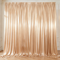 Rideau de fond en satin champagne adapté pour les mariages