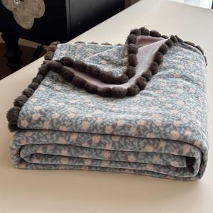 Coperta <span class=keywords><strong>in</strong></span> pile di flanella 100% poliestere con stampa floreale vintage e nappe a pompon, morbida e calda per tutte le stagioni, ideale per divano e ufficio - Product Image 1