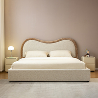 Lit double minimaliste avec tête de lit ondulée en tissu bouclé et cadre en pin