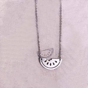 Collar con colgante de sandía de fruta, acero inoxidable chapado en oro, sutil, elegante, solidaridad palestina, joyería pro Palestina - Product Image 2