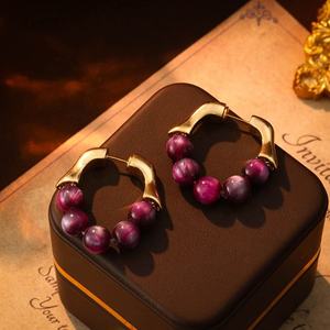 Nouvelles boucles d'oreilles à clous en perles de raisin violettes, légères et luxueuses, de haute qualité, style français, pour les trajets quotidiens, avec un design personnalisé - Product Image 1