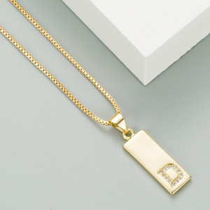 Collana con ciondolo con incisione a cuore in rame placcato oro 18 carati con zirconi 26 lettere dell'alfabeto collana con scollo a barchetta in ottone Hip Hop per donna uomo - Product Image 3