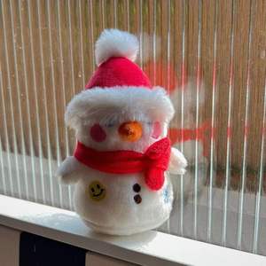 Dessin animé arbre de Noël Figurines bonhomme de neige pendentifs LED cuivre peluche poupées porte-clés cadeaux décoratifs sûrs - Product Image 5