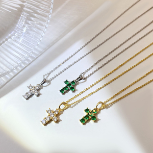 Collier Pendentif Croix Minimaliste en Or 18 carats, Bijoux Tendance Thème Croix de Jésus, Vente en Gros, Style Iced Out - Product Image 1